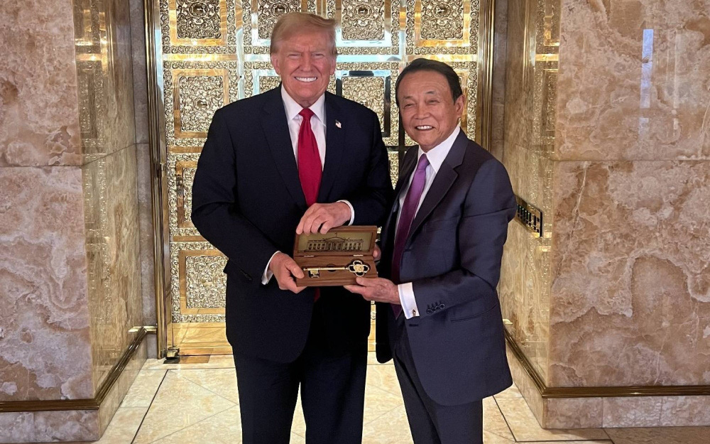 Nếu bị kết án, ông Trump có hết đường vào Nhà Trắng?- Ảnh 4. Cựu thủ tướng Nhật tặng ông Trump chìa khóa vào Nhà Trắng