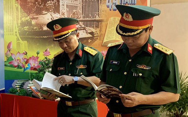 Các y bác sĩ Bệnh viện Mường Ảng tiếp cận và làm chủ được các phương tiện y tế tiên tiến, tạo niềm tin khi dân đến khám chữa bệnh - Ảnh: Ngọc Quang