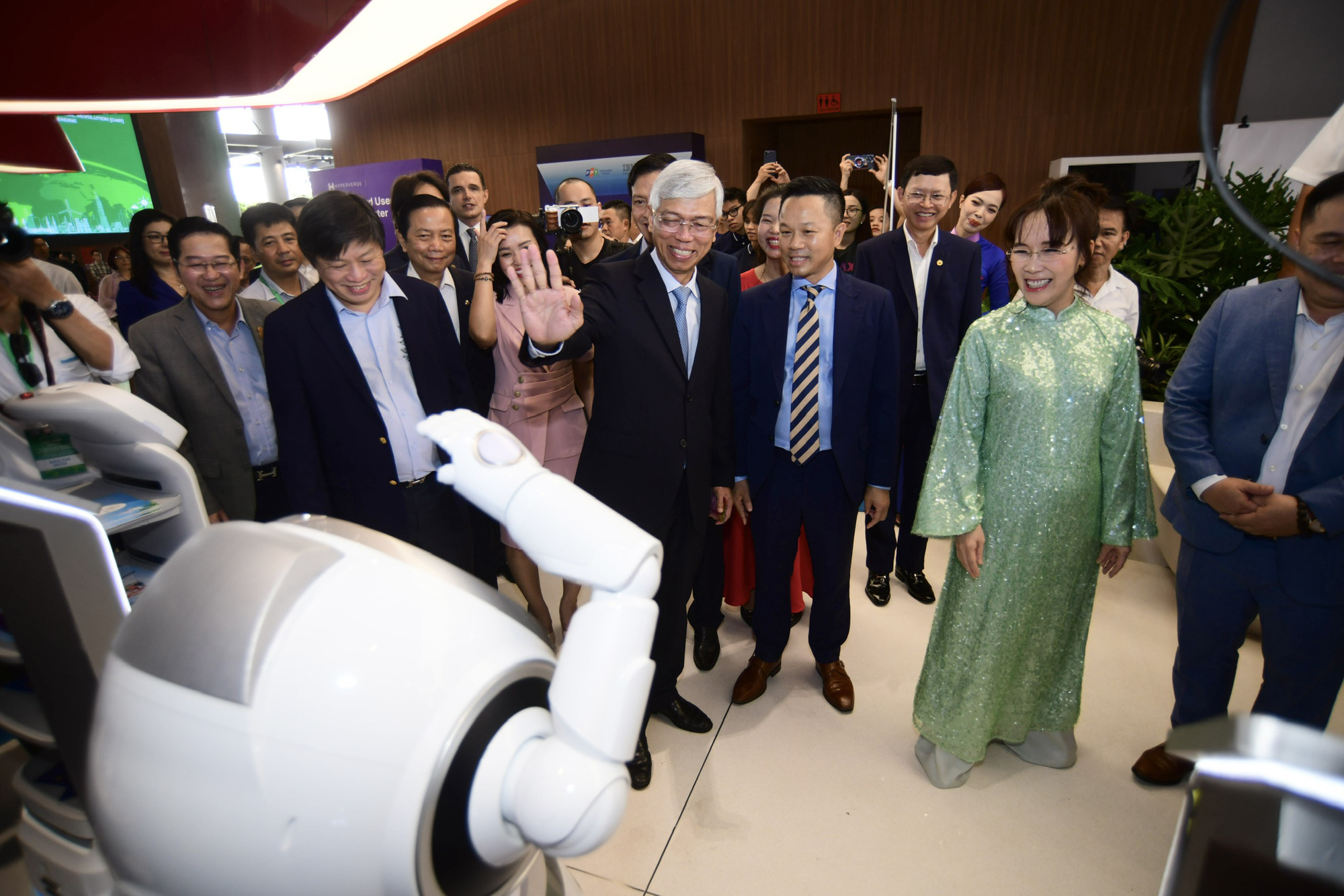 Ông Võ Văn Hoan, Phó Chủ tịch UBND TP.HCM tương tác với robot công nghệ cao của Trường Victoria - Ảnh: QUANG ĐỊNH