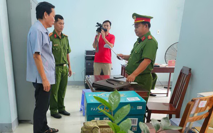 Bắt giam một cán bộ đăng ký đất đai ở An Giang - Ảnh 2.