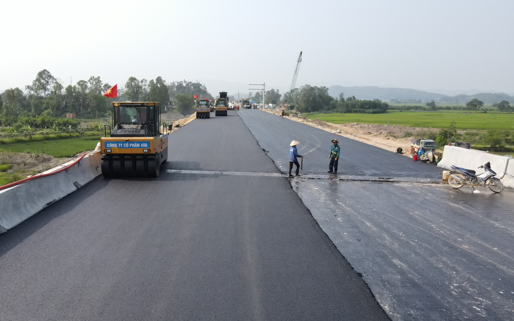 Dân mang cây chặn cao tốc Diễn Châu - Bãi Vọt trước ngày thông xe- Ảnh 4. Cao tốc Bắc Nam đoạn Diễn Châu - Bãi Vọt sẽ thông xe dịp 30-4