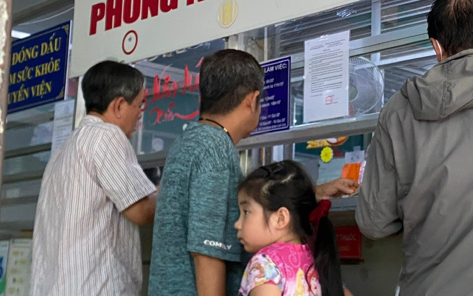 Chi bảo hiểm y tế tăng bất thường gần 4.000 tỉ, người bệnh có lợi?- Ảnh 3. TP.HCM: Không để người bệnh phải tự mua thuốc, vật tư thuộc diện bảo hiểm y tế chi trả
