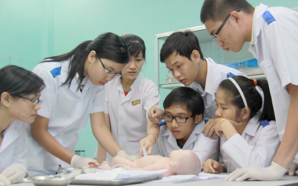 Trường đại học Y khoa Phạm Ngọc Thạch tuyển thêm ngành y học cổ truyền- Ảnh 3. Trường đại học Y khoa Phạm Ngọc Thạch giảm học phí đào tạo bác sĩ