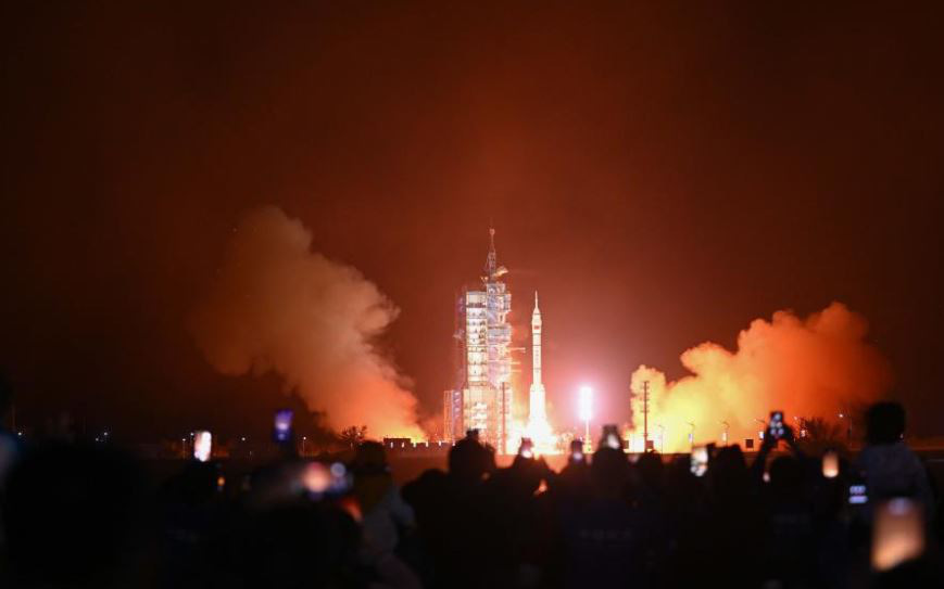 NASA thử cách liên lạc mới với tàu vũ trụ cách Trái đất 266 triệu km- Ảnh 2. Trung Quốc phóng tàu Thần Châu 18, thử nuôi cá trong vũ trụ
