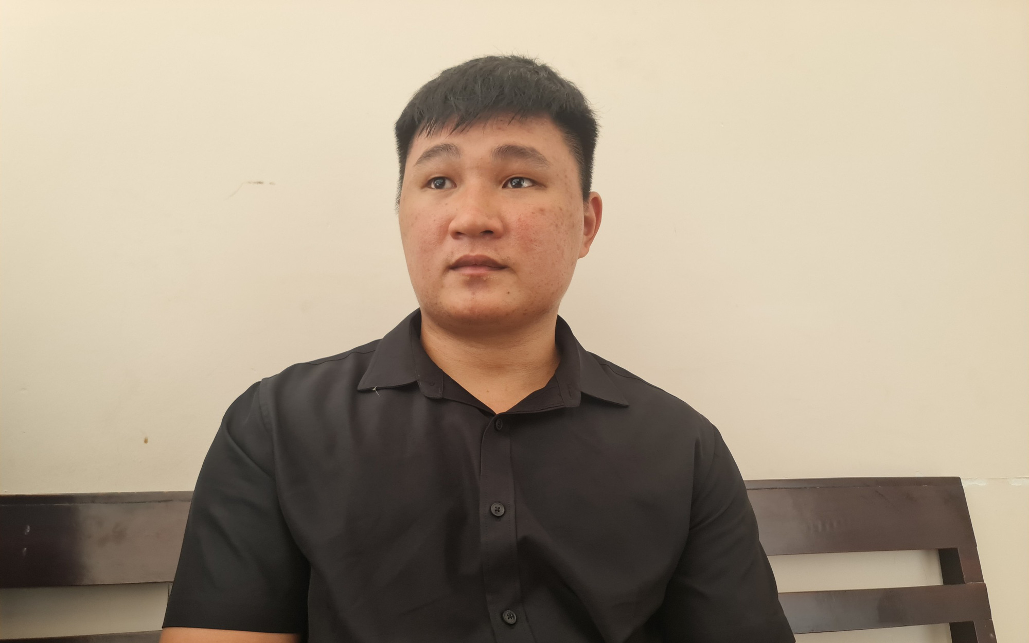 Chủ cửa hàng bị đâm trọng thương vì bán điện thoại giá cao- Ảnh 2. Đánh shipper gãy hai tay, hai vợ chồng bị xét xử chung tội giết người