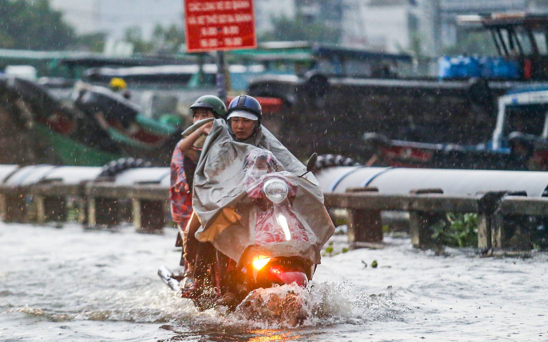 Ngày đầu nghỉ lễ 30-4, từ Bắc vào Nam nắng nóng như 'thiêu đốt', nhiều nơi trên 40 độ C- Ảnh 2. Trời đang nắng nóng, bất chợt mưa nồm, ẩm, dễ bệnh gì?