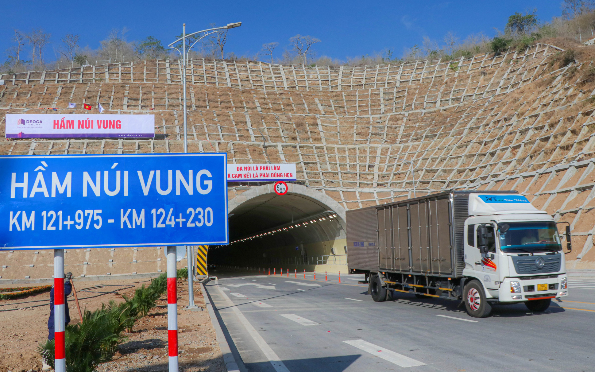 4 ngày nữa cao tốc Cam Lâm - Vĩnh Hảo sẽ thu phí- Ảnh 4. Cao tốc Cam Lâm - Vĩnh Hảo chính thức thông tuyến