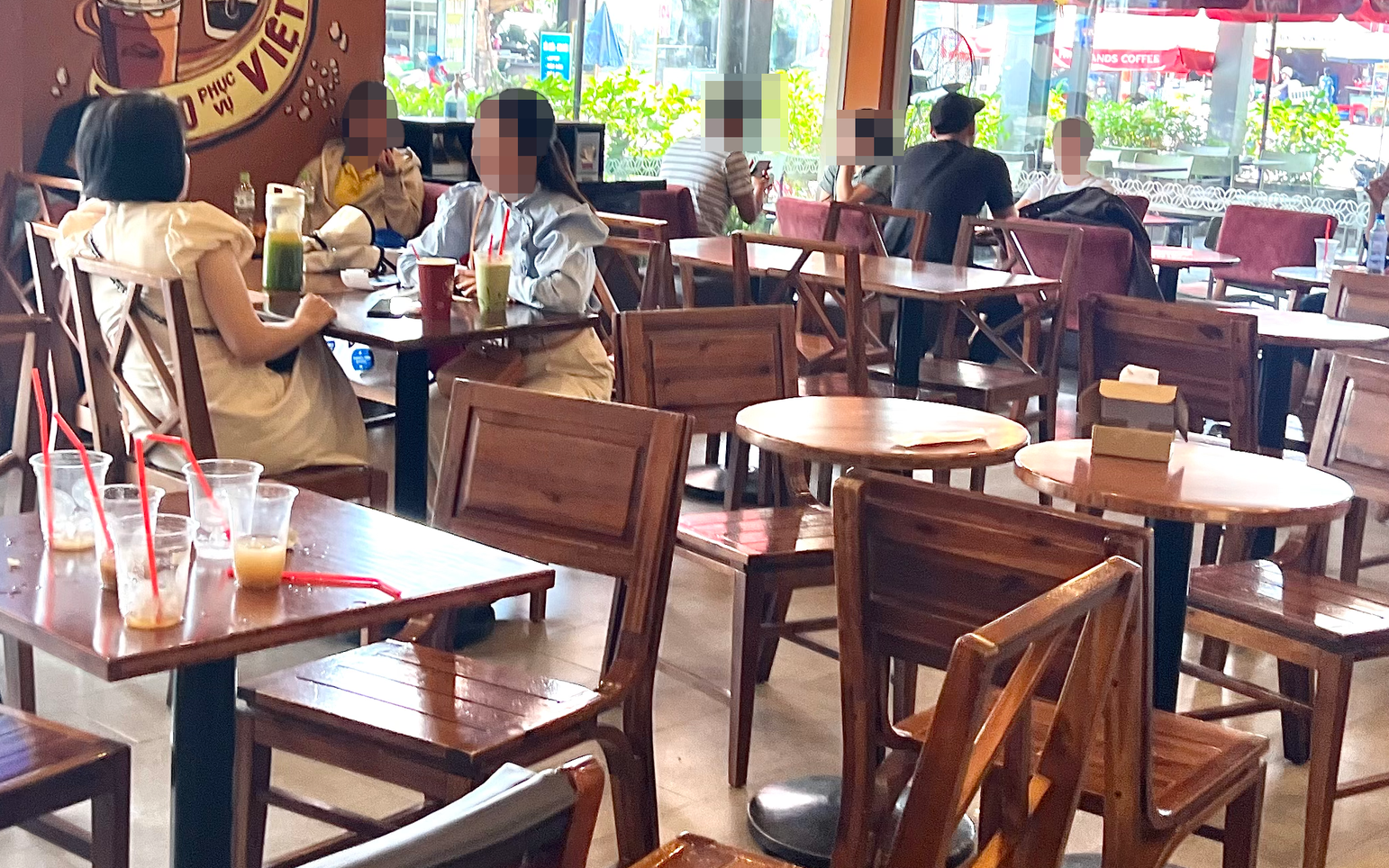 Khách ăn cơm tấm ở quán cà phê, chủ khó xử, xung quanh khó chịu- Ảnh 4. Quán cà phê để nói chuyện hay làm việc?
