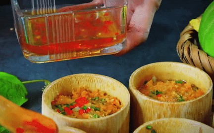 Tiếp quản tiệm gia đình, chàng trai Củ Chi rơi nước mắt nhận huy chương vàng làm bánh- Ảnh 5. Làm thế nào để có bánh dưa hường hấp ống tre thanh mát?