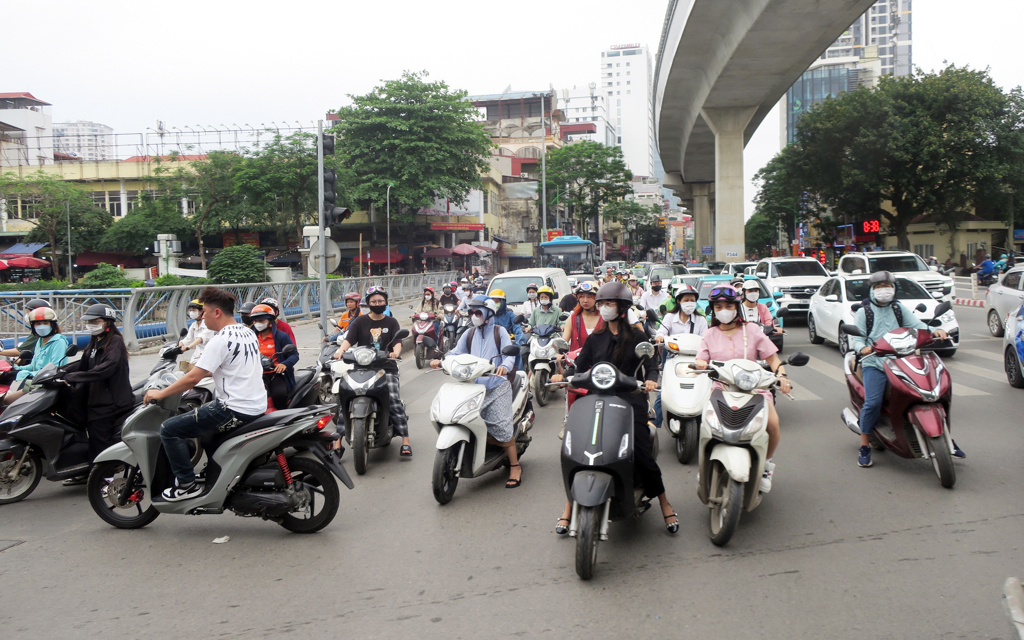 Phạt nguội lái xe máy là bước đầu, căn cơ vẫn là văn hóa giao thông- Ảnh 2. Phạt nguội người đi xe máy vi phạm: Có 'thuốc' không trị, 'bệnh' càng nặng hơn!