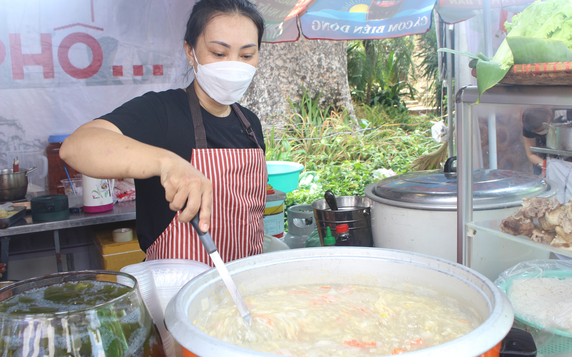 Thảo cầm viên Sài Gòn lãi gần 5 tỉ nửa năm, hé lộ thu nhập nghề chăm thú- Ảnh 2. Đến Thảo cầm viên Sài Gòn, dự lễ hội ẩm thực mừng Non sông thống nhất