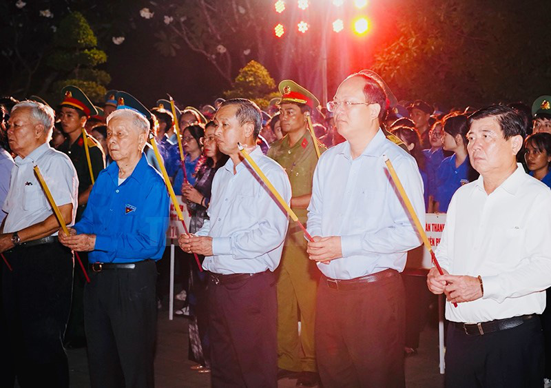  Các đại biểu dâng hương các anh hùng liệt sĩ - Ảnh: THÀNH ỦY TP.HCM 