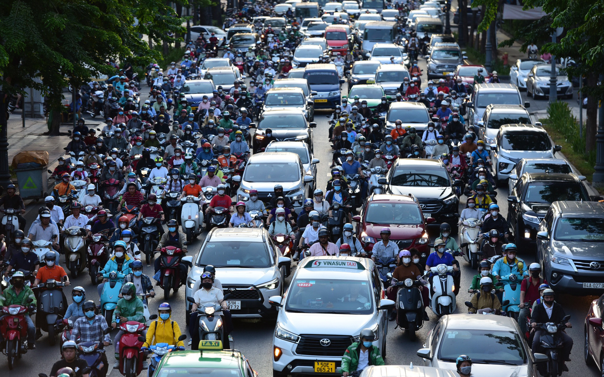 Đi lại ngày đầu nghỉ lễ 30-4: Cao tốc TP.HCM - Long Thành - Dầu Giây dễ thở- Ảnh 12. Bắt đầu kỳ nghỉ lễ, xe cộ chen nhau ở cửa ngõ TP.HCM
