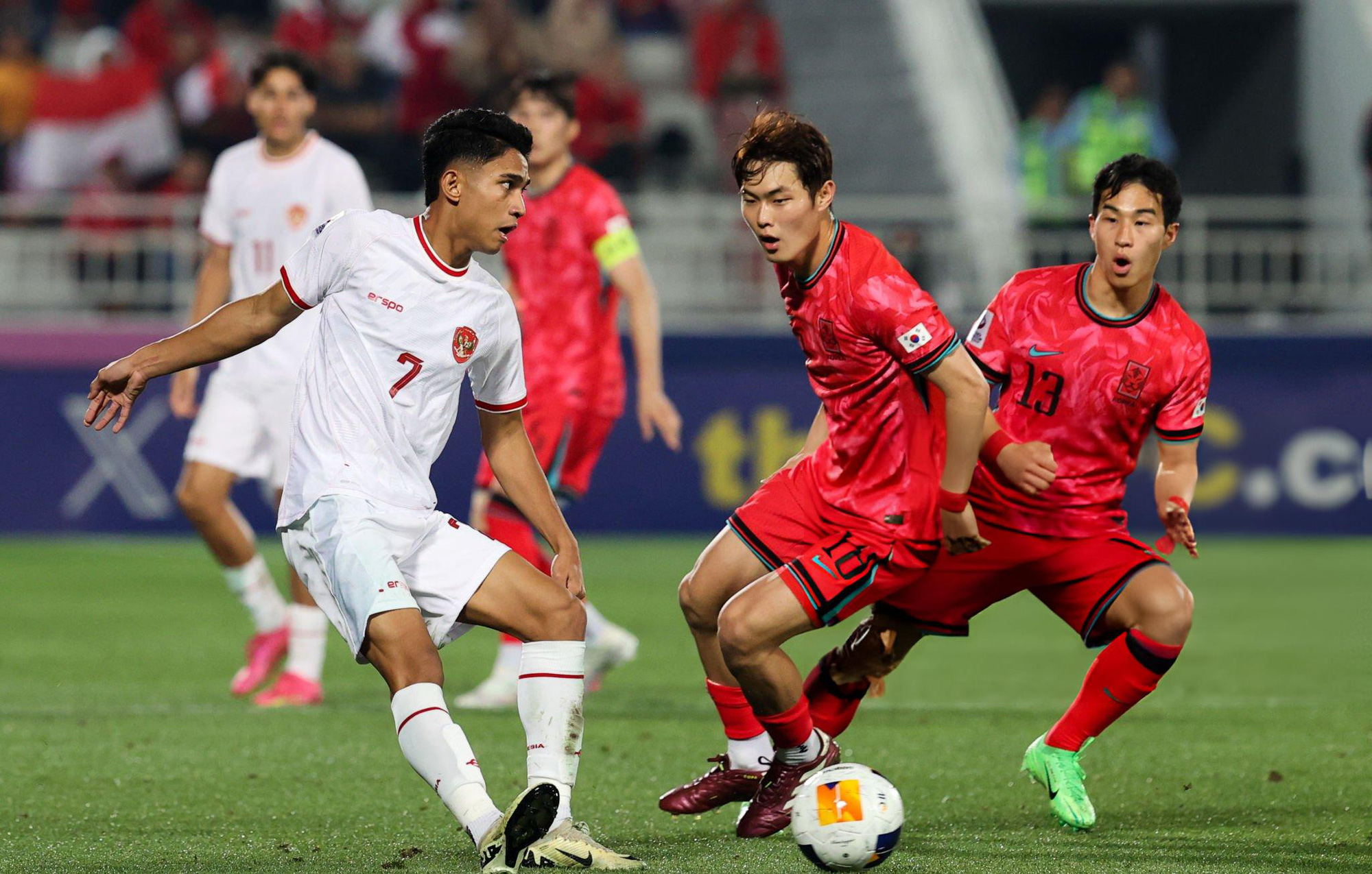 劇的な試合で韓国に衝撃的な勝利を収めたインドネシアU23は、アジアU23の準決勝に進出した - 写真1。 インドネシアU23(白ジャージ)は韓国U23と素晴らしい試合をした - 写真:GETTY