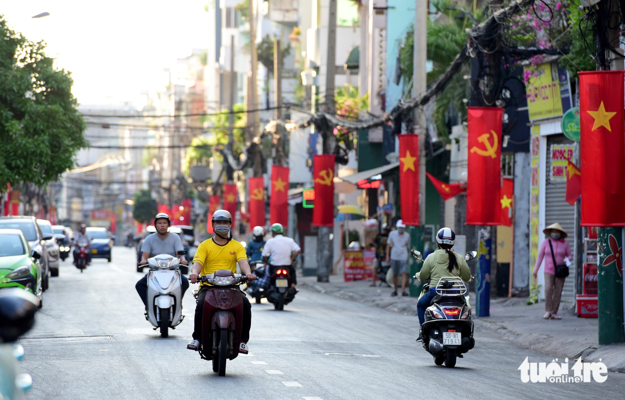 Ho-Chi-Minh-Stadt ist klar, am ersten Feiertag sind überall rote Fahnen ...