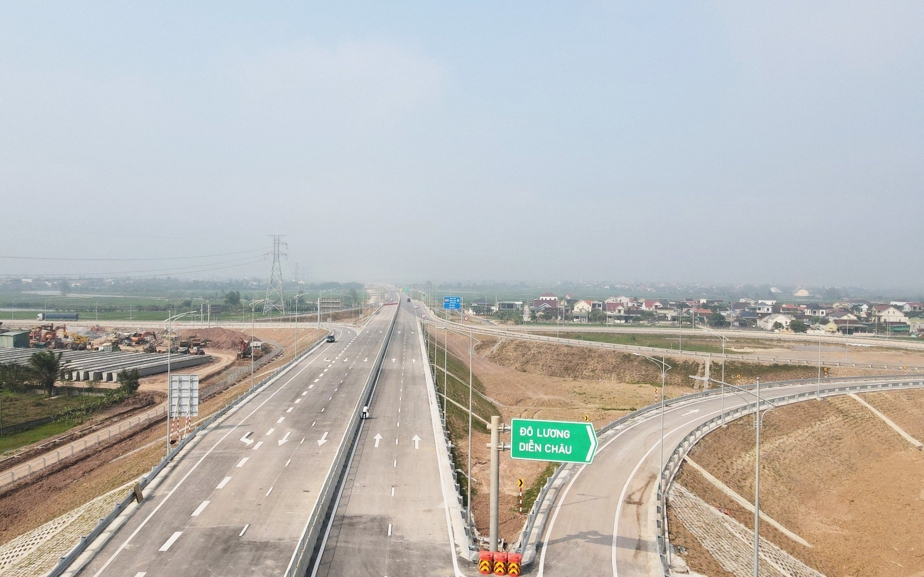 Chính thức thông xe cao tốc Diễn Châu - Bãi Vọt- Ảnh 4. Ngắm cao tốc Diễn Châu - Bãi Vọt trước ngày thông xe