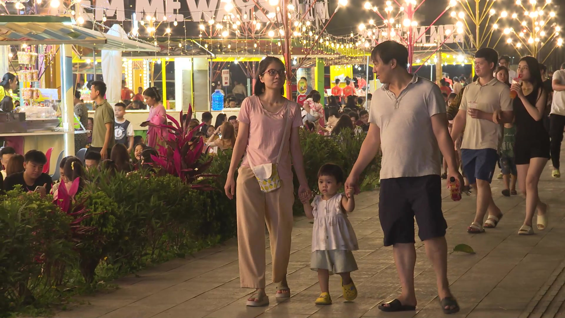 Du khách dạo bộ trên quảng trường biển Sầm Sơn vào buổi tối - Ảnh: HÀ ĐỒNG