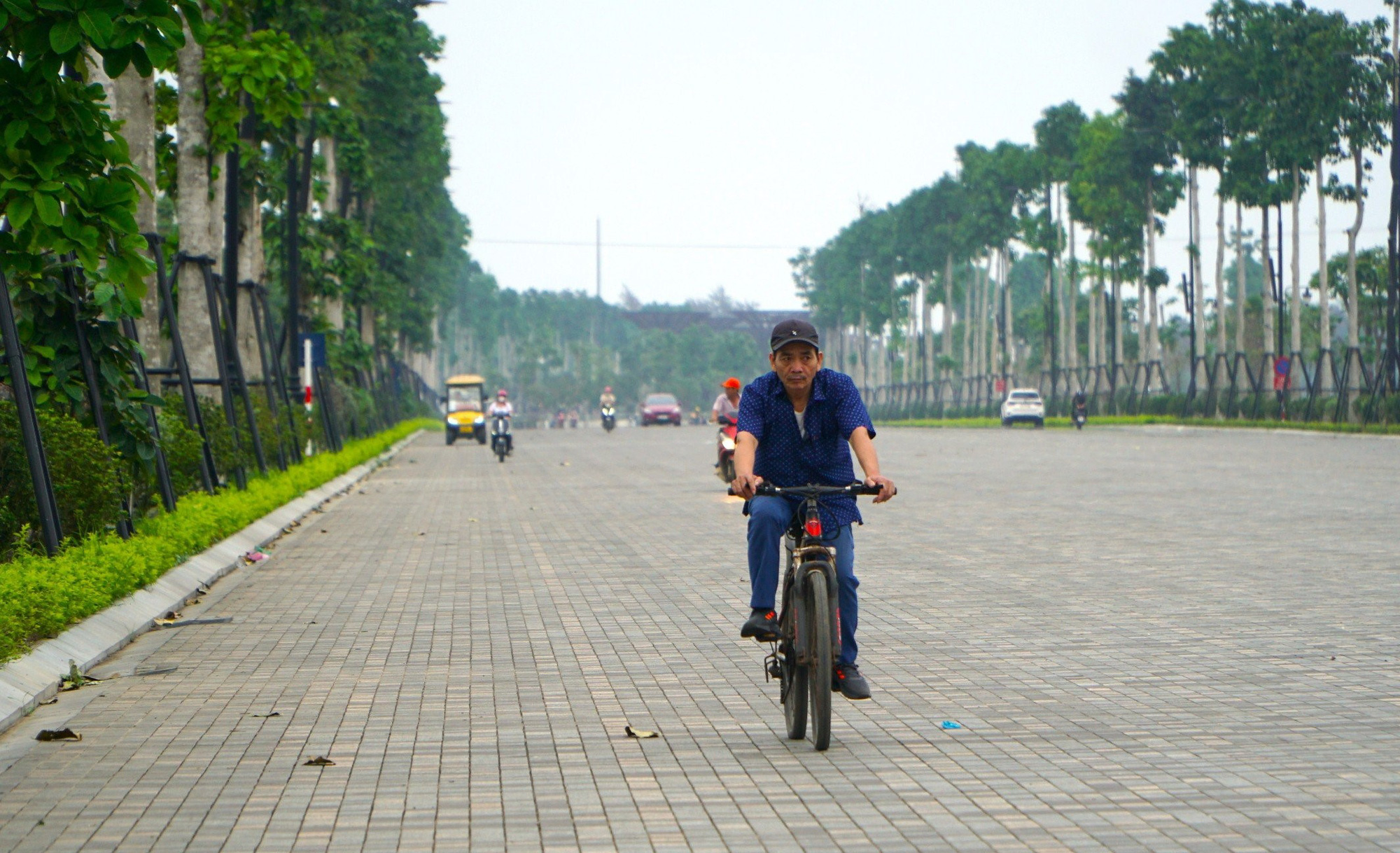 Mặt đường trên quảng trường biển Sầm Sơn được lát bằng đá tự nhiên - Ảnh: HÀ ĐỒNG