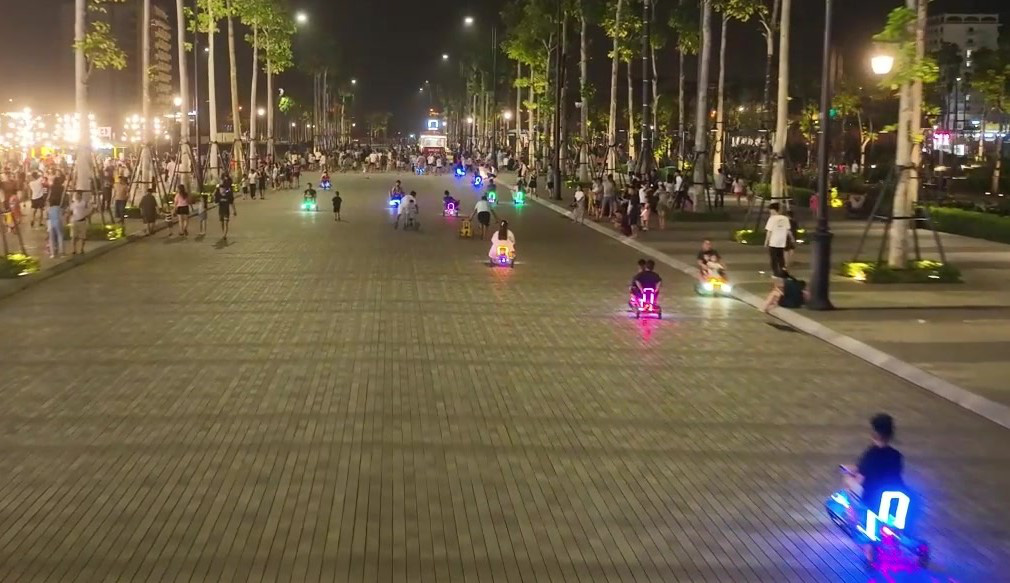 Trẻ em thỏa thích vui chơi trên quảng trường biển Sầm Sơn vào buổi tối - Ảnh: HÀ ĐỒNG