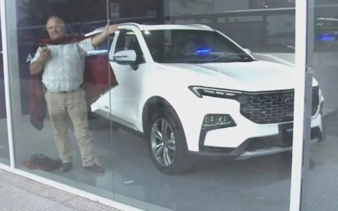 Mang xe đi sửa, nào ngờ bị đại lý bán luôn xe- Ảnh 7. Khách tự nhốt mình trong đại lý ô tô, quyết chờ nhận xe mới chịu đi