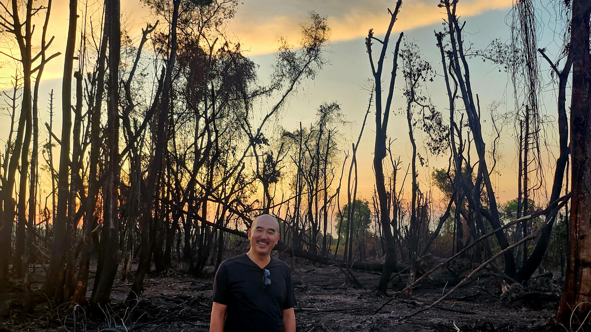 Regissören Bui Thac Chuyen på inspelningsplatsen för filmen Tunnels in Cu Chi - Foto: C.K. Đạo diễn Bùi Thạc Chuyên trên trường quay phim Địa đạo tại Củ Chi - Ảnh: C.K.