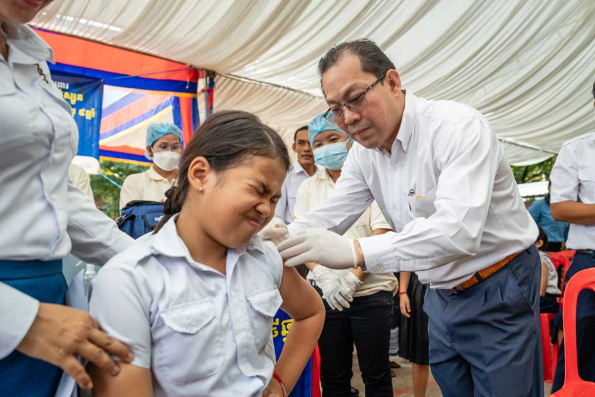 Campuchia tiêm phòng HPV miễn phí cho trẻ em gái 9 tuổi- Ảnh 1. Một bé gái ở Campuchia được tiêm phòng vắc xin ngừa ung thư cổ tử cung vào tháng 10-2023 - Ảnh: UNICEF