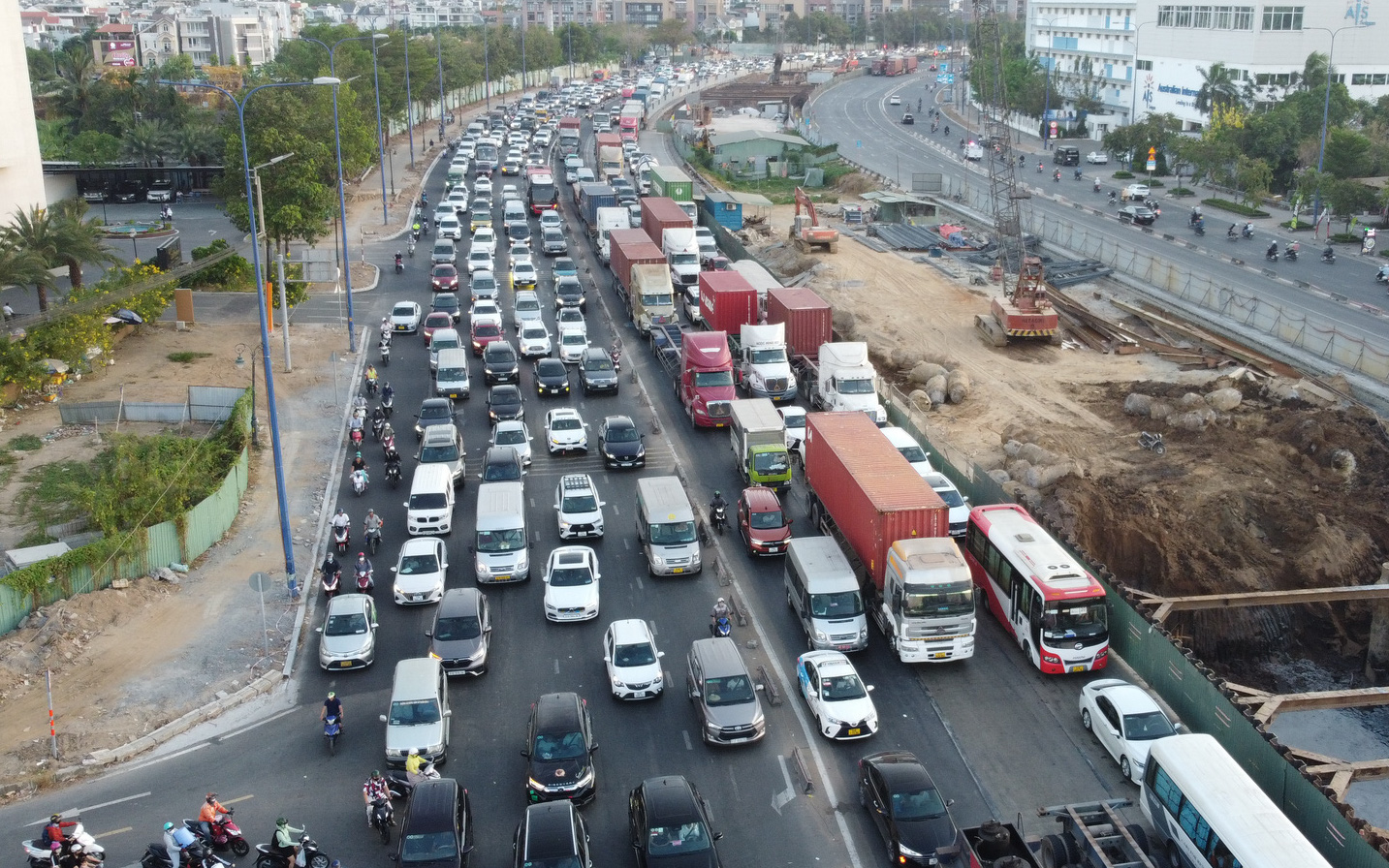 Cảnh sát vẫn liên tục đóng cao tốc, xe cộ kẹt cứng tại nút giao An Phú- Ảnh 9. Đóng cao tốc bất ngờ tại nút An Phú, đội 6 Cục CSGT nói