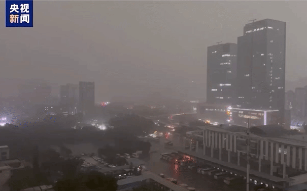 Lốc xoáy càn quét ở Mỹ, bang Oklahoma thiệt hại nặng nề- Ảnh 4. Lốc xoáy càn quét thành phố Trung Quốc, ít nhất 5 người chết, 141 nhà máy hư hại