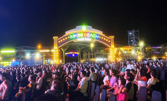Turistas entusiasmados con el Carnaval Novaworld Phan Thiet - Foto 1. Du khách phấn khích và hào hứng với chuỗi lễ hội Carnival Novaworld Phan Thiet dịp 30/4