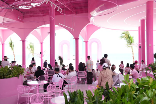 Turistas entusiasmados con el Carnaval Novaworld Phan Thiet - Foto 5. Café Pinky Garden ngập tràn màu hồng cực kỳ ấn tượng
