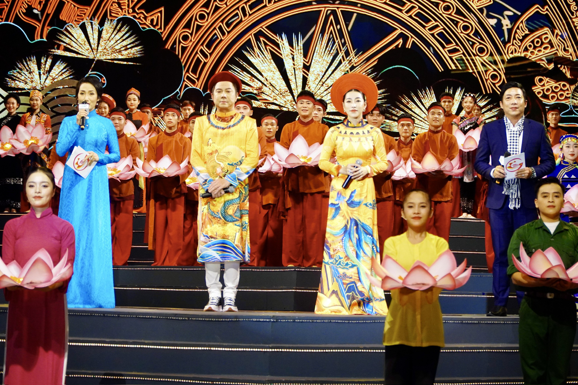 Quoc Dai និង Cao Cong Nghia ច្រៀងបើកកម្មវិធី - រូបថត៖ គណៈកម្មាធិការរៀបចំ Quốc Đại, Cao Công Nghĩa hát mở màn chương trình