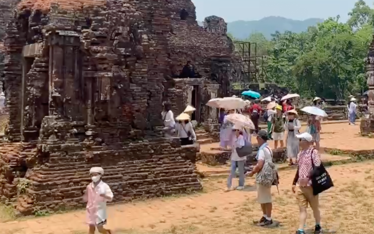 'Biển người' tứ phía ùn ùn vào phố cổ Hội An, bãi biển đông nghẹt người- Ảnh 7. 99% khách tới Thánh địa Mỹ Sơn trong kỳ nghỉ lễ là khách quốc tế