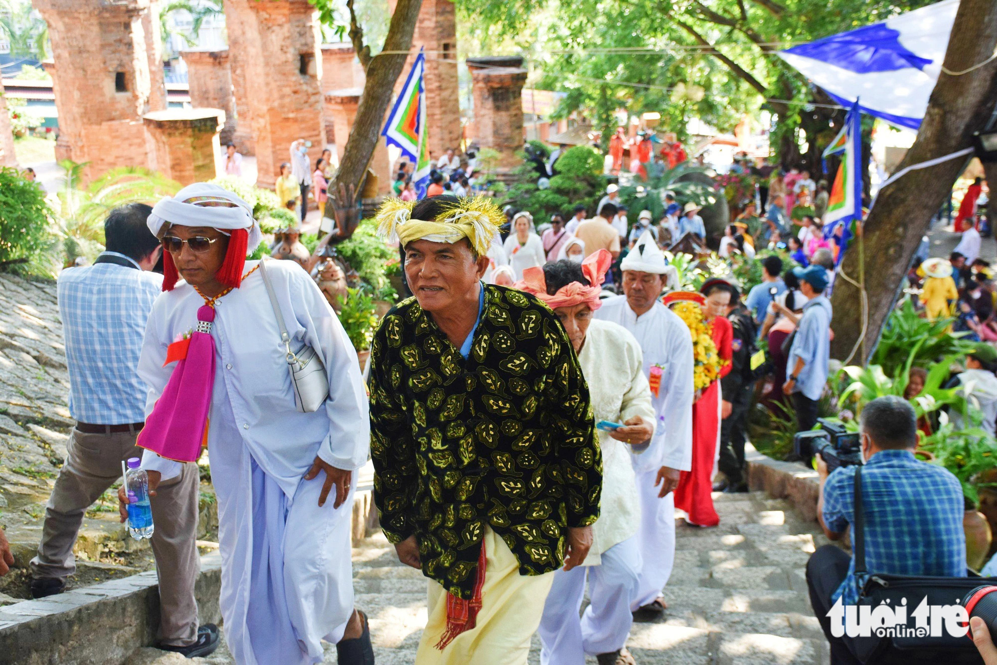 Đông đảo khách hành hương về tham dự lễ hội Tháp Bà Ponagar - Ảnh: TRẦN HOÀI