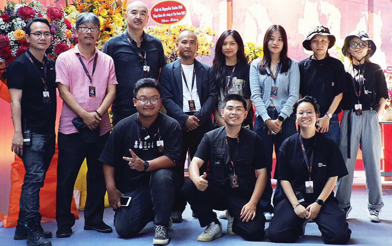 Tunnlar och Bui Thacs 10-åriga dröm. Film för fredsdagen - Foto 7. Đạo diễn Bùi Thạc Chuyên và ê kíp sản xuất tại lễ khai máy phim điện ảnh Địa đạo - Ảnh: Facebook Nguyễn Trí Viễn