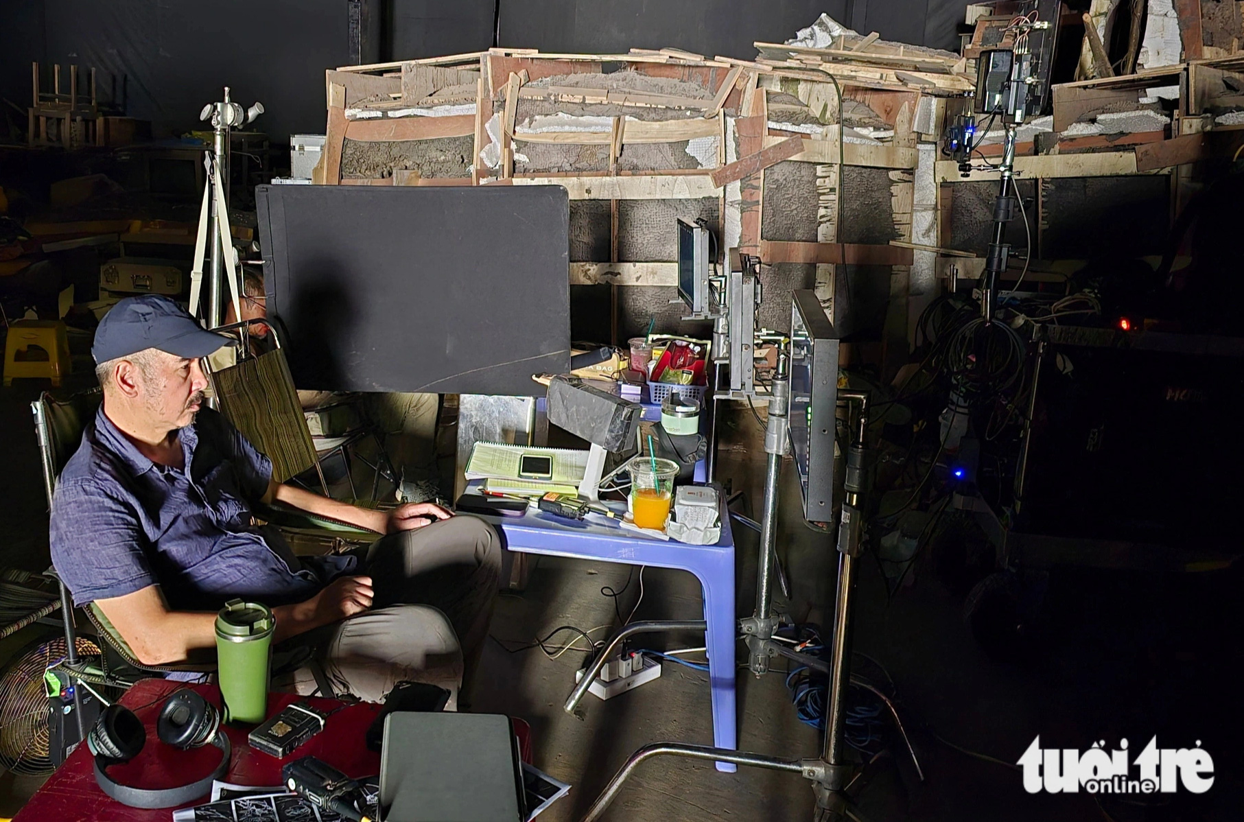 Regissören Bui Thac Chuyen övervakar och regisserar inspelningsteamet på inspelningsplatsen - Foto: Mi Ly Đạo diễn Bùi Thạc Chuyên theo dõi monitor và chỉ đạo ê kíp trên trường quay - Ảnh: Mi Ly