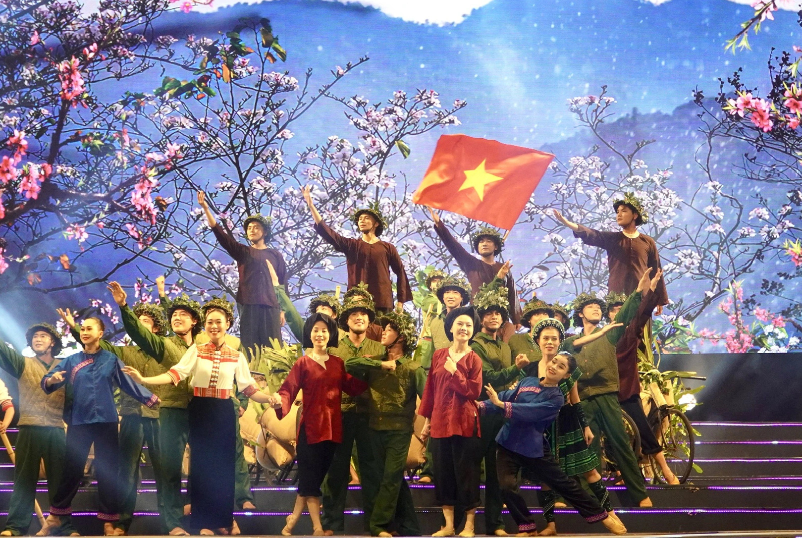 កម្មវិធីសិល្បៈ  Chương trình nghệ thuật Bản hùng ca vang mãi với sự tham gia biểu diễn của nhiều văn nghệ sĩ - Ảnh: BTC