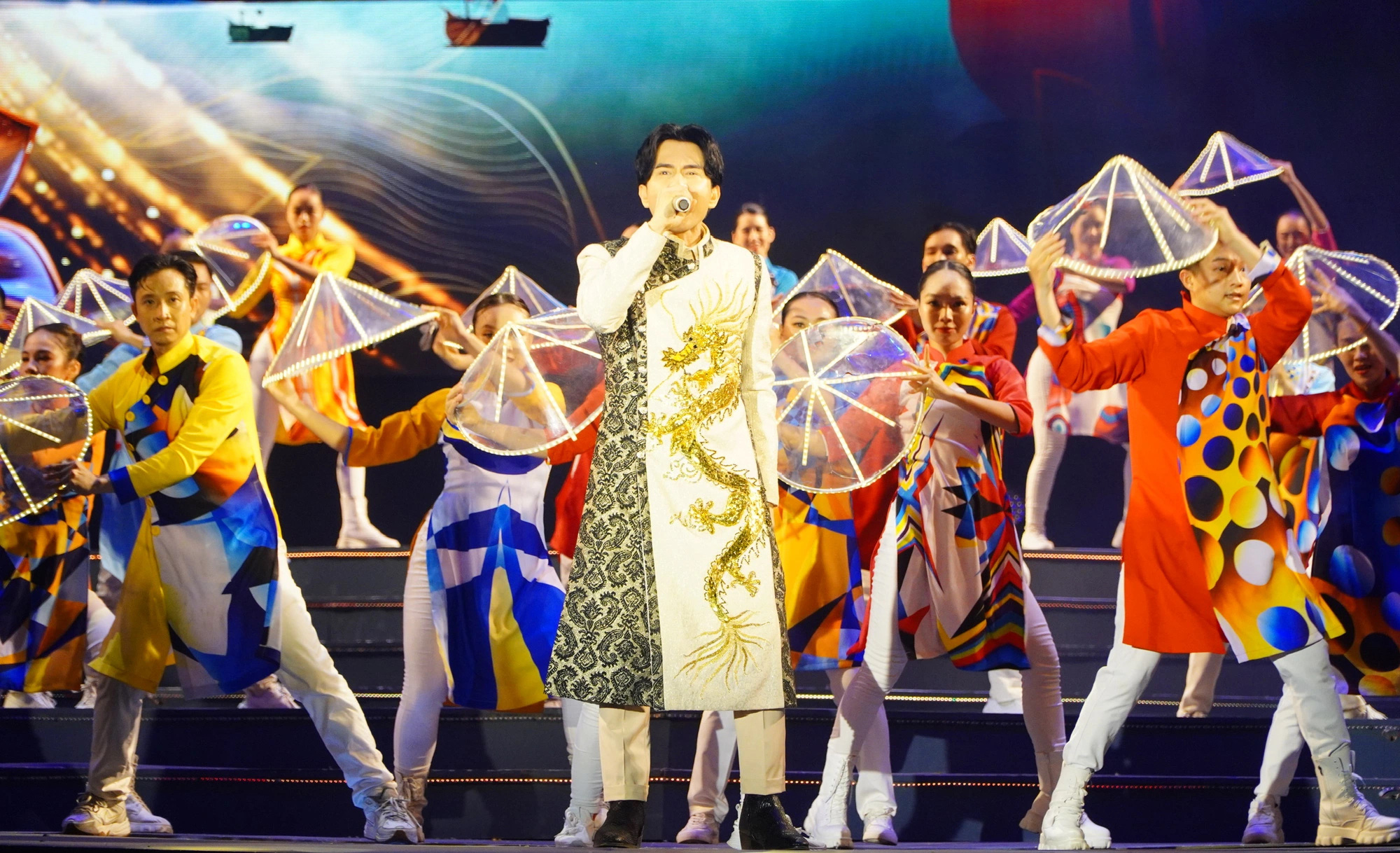 តារាចម្រៀង Dan Truong ច្រៀងបទនេះ។ Ca sĩ Đan Trường hát ca khúc