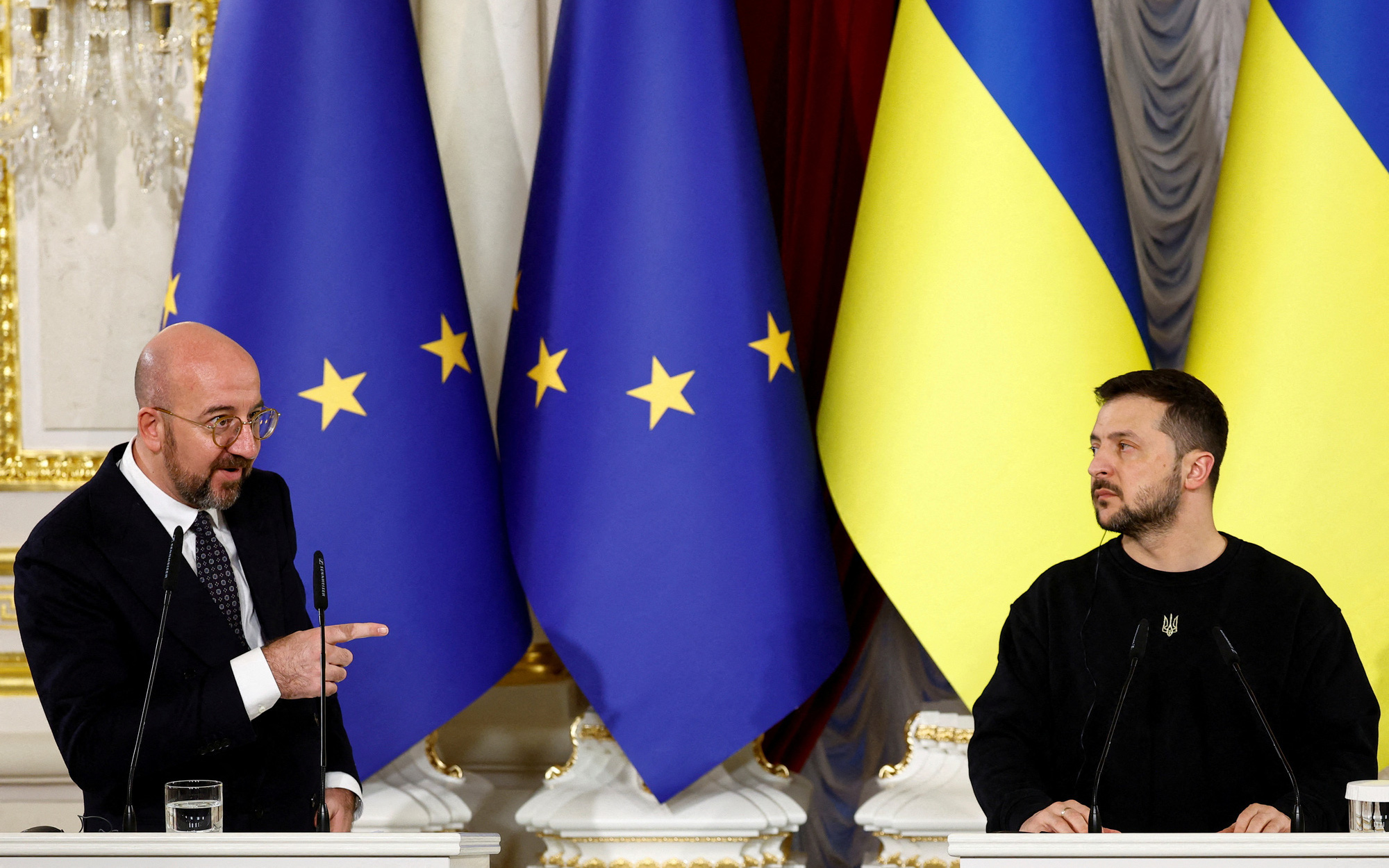 Cụ bà 98 tuổi vượt 10km dưới làn đạn pháo ở Ukraine- Ảnh 2. Nga tấn công Ukraine giúp EU mở rộng về phía đông