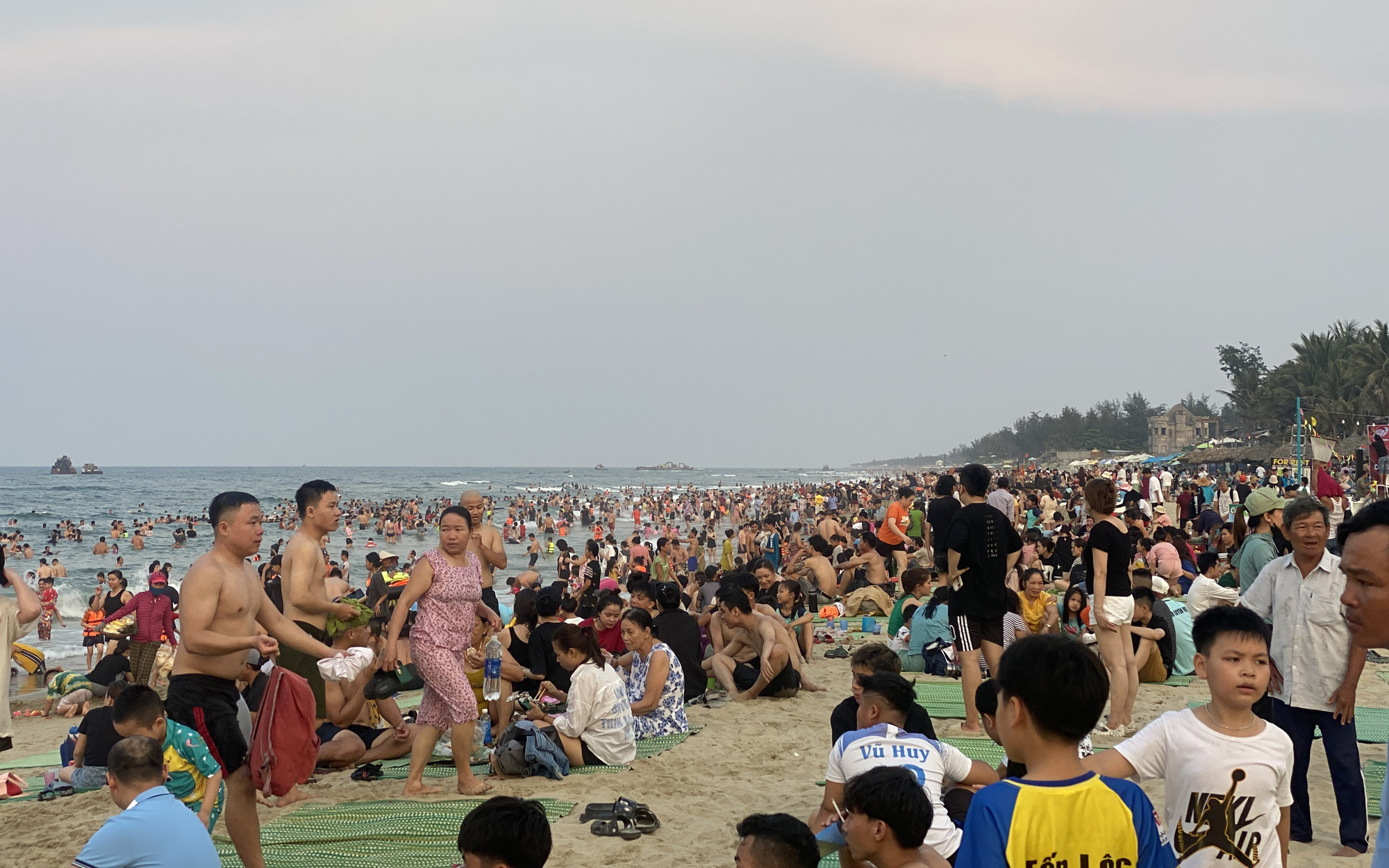 Khách đến Hội An ùn ùn nhưng thu không bao nhiêu, doanh nghiệp buồn- Ảnh 4. Khách đến Hội An ùn ùn nhưng thu không bao nhiêu, doanh nghiệp buồn- Ảnh 4.