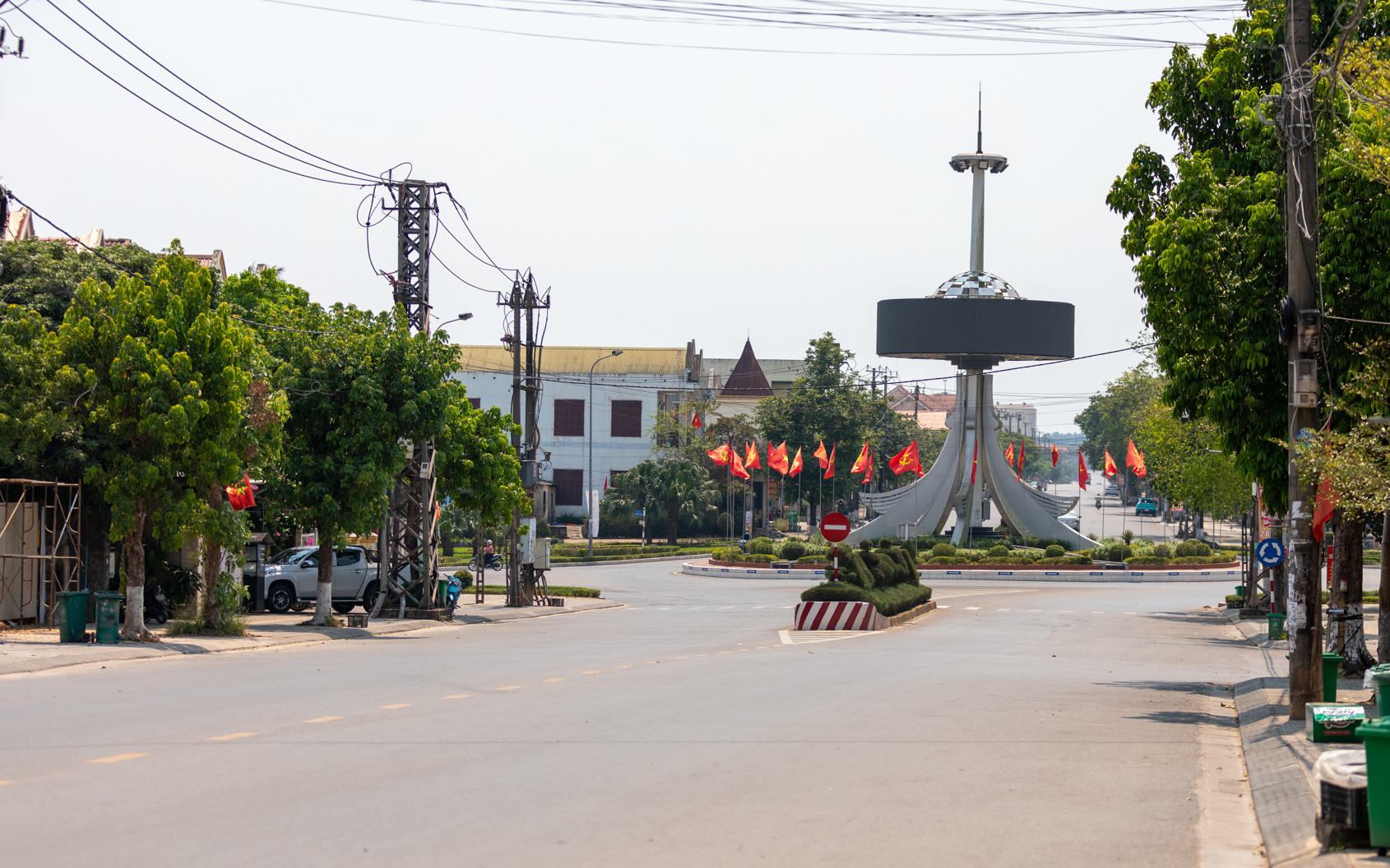 Miền Bắc giảm nóng từ đêm 30-4 đến đầu tháng 5, sau đó... nóng lại- Ảnh 2. Quang cảnh đường phố Đông Hà trong nắng nóng kỷ lục 44 độ C