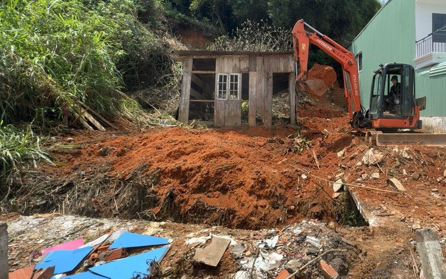 Vụ sạt lở làm 3 công nhân tử vong: Đất đá đổ về quá nhanh, nhiều người không chạy kịp- Ảnh 6. Đà Lạt xử lý nhanh phản ánh nạo đất chân ta luy gây sạt lở