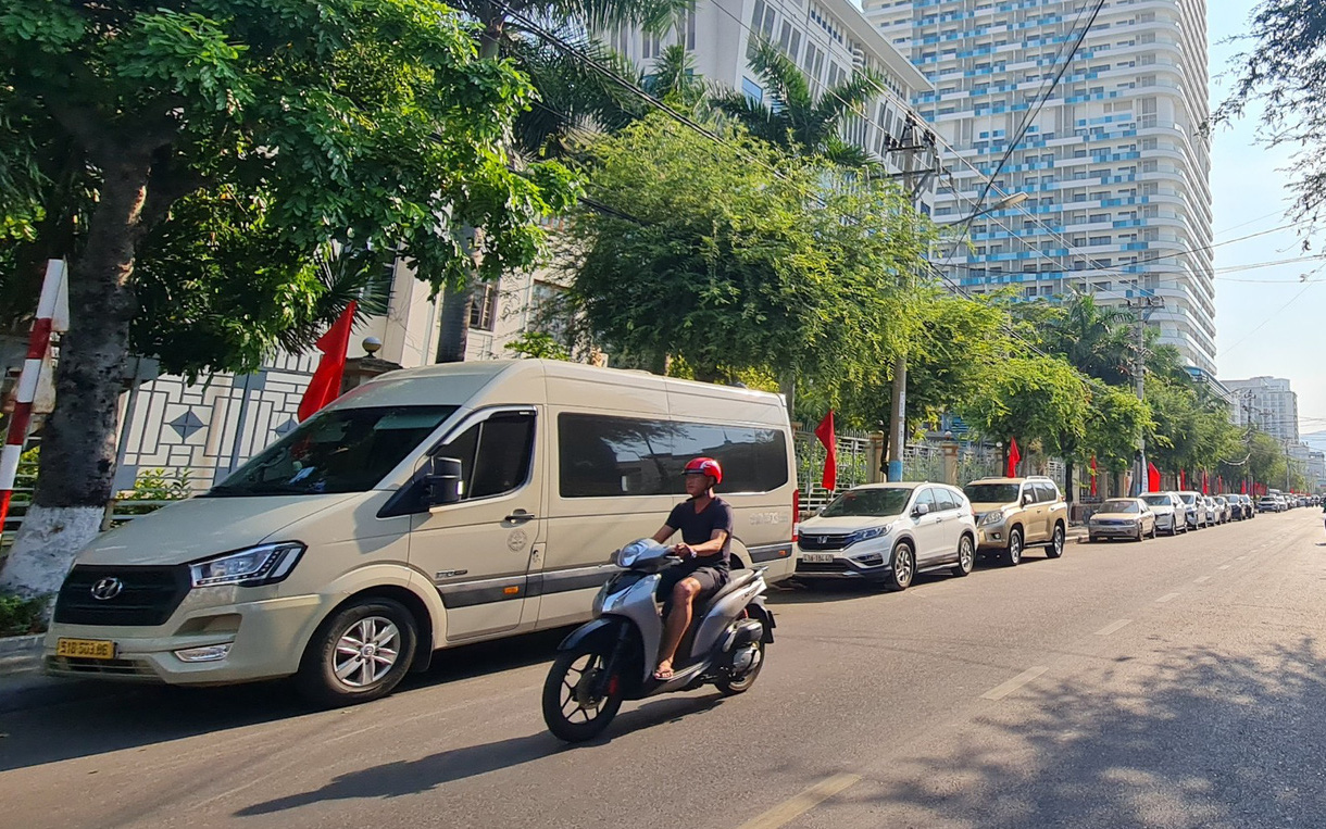 Phạt 2 chủ fanpage loan tin sai vụ đậu xe trên đường phố Quy Nhơn- Ảnh 2. Đậu xe trên đường phố Quy Nhơn, bị thu phí cả trăm ngàn đồng?