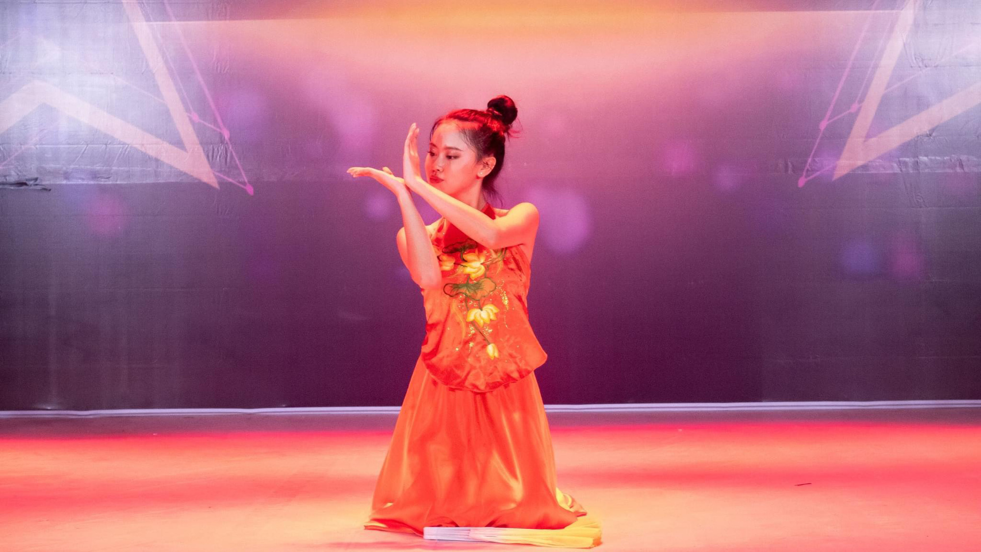 Vượt rụt rè, nữ sinh lớp 10 trở thành MC quen mặt của các đài truyền hình