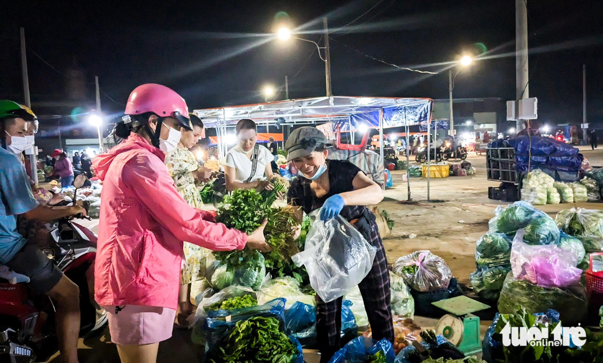 Tiểu thương chợ đêm Pleiku buôn bán tại chợ mới ở đường Nguyễn Văn Linh, phường Ia Kring - Ảnh: TẤN LỰC 