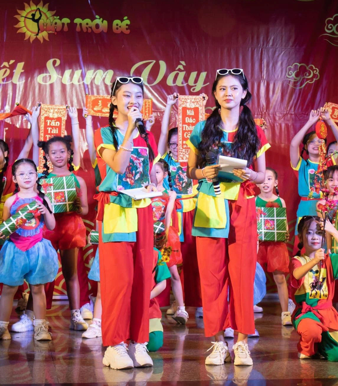 Vượt rụt rè, nữ sinh lớp 10 trở thành MC quen mặt của các đài truyền hình