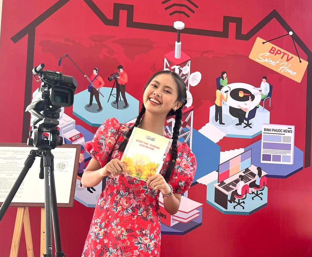 Vượt rụt rè, nữ sinh lớp 10 trở thành MC quen mặt của các đài truyền hình