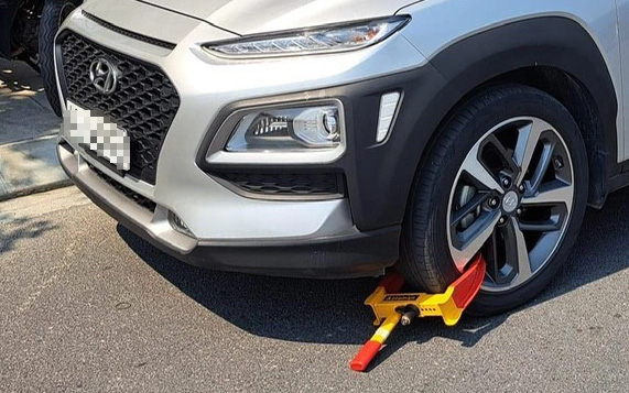 Vụ cùm xe đậu trước chung cư ở Đà Nẵng: Ban quản lý tòa nhà có được phạt tiền?- Ảnh 4. Ban quản lý tòa nhà tự ý cùm xe, công an đến mới tháo