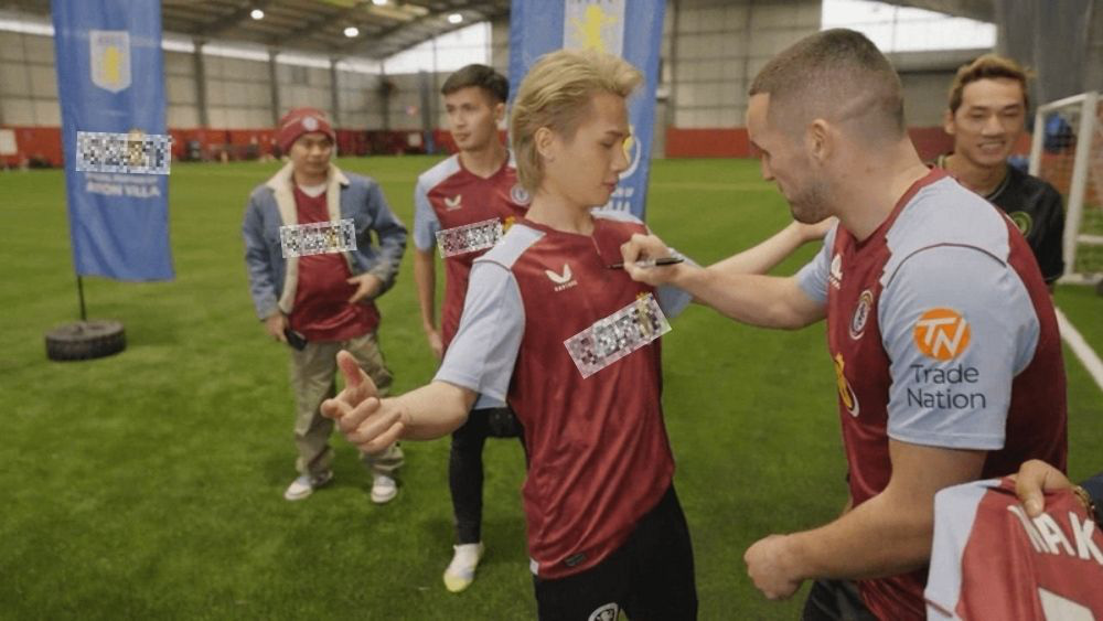 ジャックのビデオの 1 フレームから、ブックメーカーのロゴが連続して表示されました - 写真: J97、YouTube シンガー