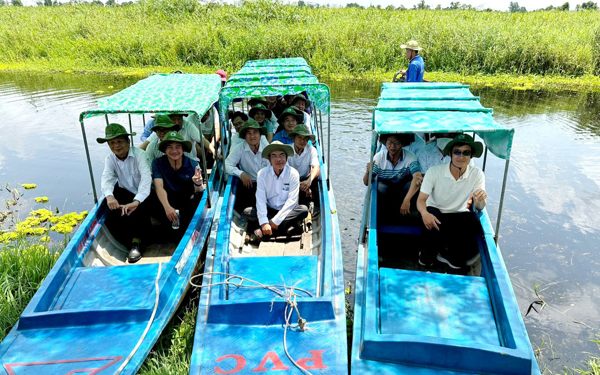 Cháy Vườn quốc gia Tràm Chim: Do có người xâm nhập, dùng lửa bất cẩn- Ảnh 3. Vườn quốc gia U Minh Thượng tạm ngưng đón du khách để phòng cháy rừng