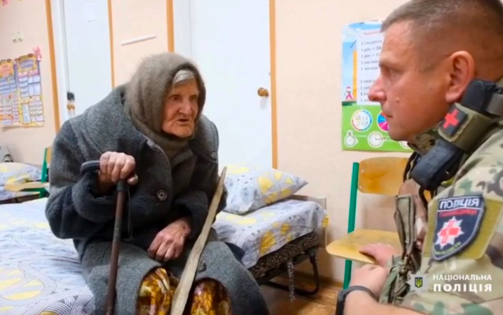 Bộ trưởng Quốc phòng Nga ra lệnh tăng thêm vũ khí cho chiến trường Ukraine- Ảnh 3. Cụ bà 98 tuổi vượt 10km dưới làn đạn pháo ở Ukraine